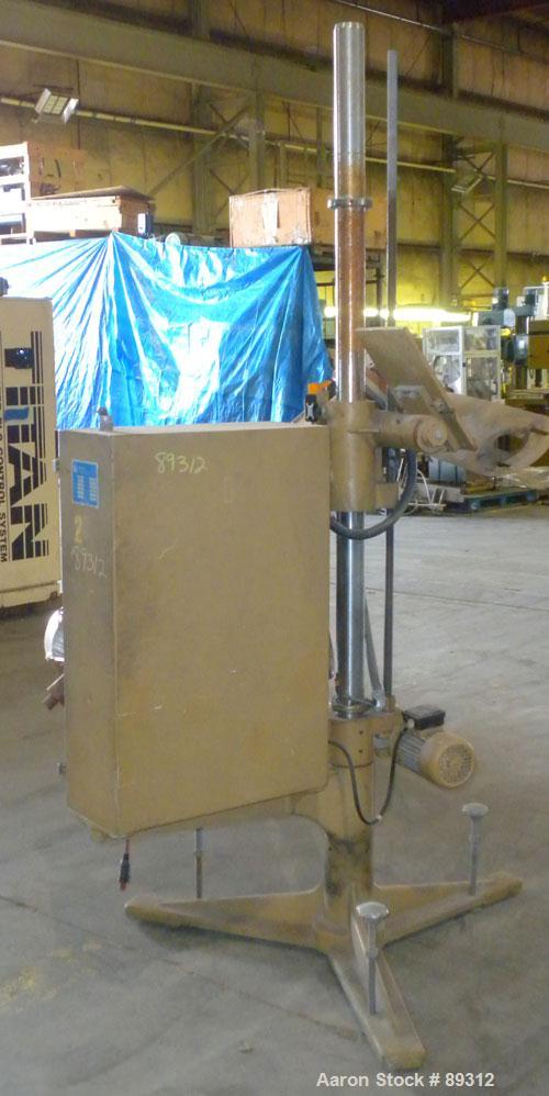Used Royal Machine 1.25" Parts Machine Pedestal Mounted Single Screw Extruder, Model 253. Approximate 24:1 L/D ratio, electrically heated, air cooled 3 zone non-vented barrel. Water cooled feed throa...