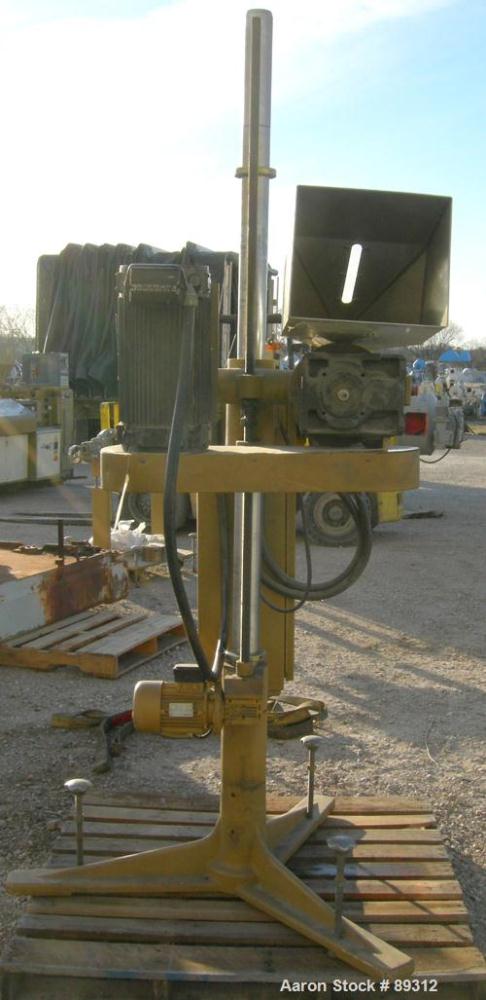 Used Royal Machine 1.25" Parts Machine Pedestal Mounted Single Screw Extruder, Model 253. Approximate 24:1 L/D ratio, electrically heated, air cooled 3 zone non-vented barrel. Water cooled feed throa...