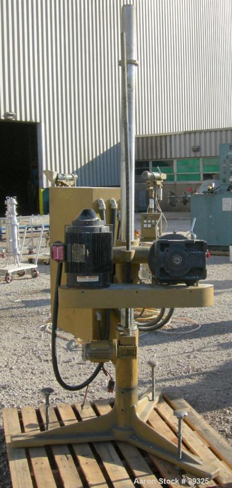 USED: Royal Machine 1.25" pedestal mounted single screw extruder, model 253. Approximate 24:1 L/D ratio, electrically heated, air cooled 3 zone non-vented barrel. Water cooled feed throat with hopper...