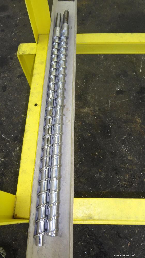 Used Wayne Machine & Die 1” Single Screw Extruder, Model Table Top. Approximately 20 to 1 L/D ratio. Electrically heated, air cooled 2 zone non-vented barrel. Water cooled feed throat, no hopper. Dri...