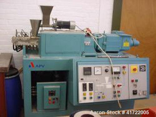 Used APV MP2030 Twin Screw Extruder, co-rotating. With 1.2" (30 mm) screw, 11 L/D ratio, screw speed 500 rpm, water cooled. Motor 4 hp/3 kW, gearbox capacity 6.7 hp/5 kW, 500 rpm type ESR 20 #121218-...