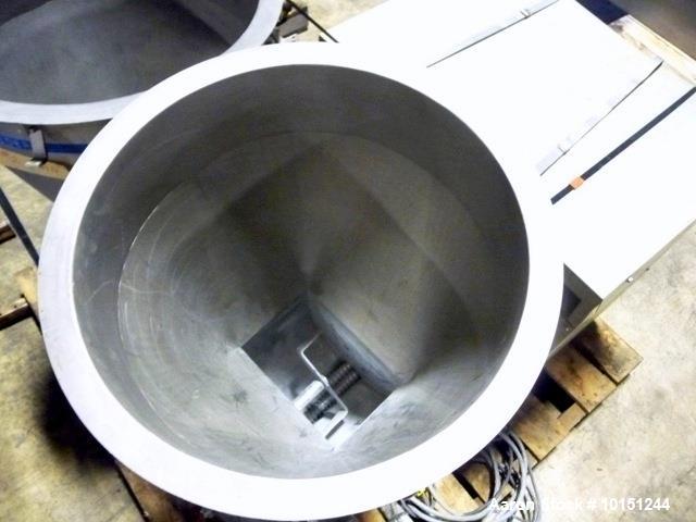 Used 30mm Werner & Pfleiderer Model ZSK30 Co-Rotating Twin Screw Extruder. Extruder is driven through piv gearbox Model c2n90010, rated at 90kw with 496 rpm output speed. Has electrically heated wate...