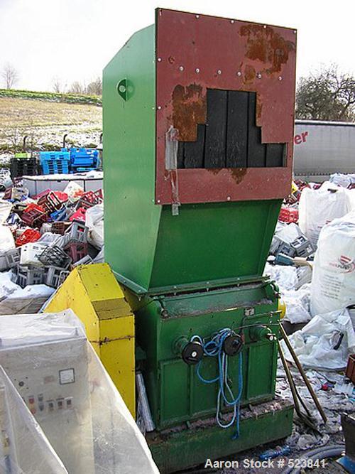 USED: VUHZ Dobra single roll grinder/granulator, type RD800 7/3. Driven by a 95 kW motor; rotor knives 7x2; stator knives 3x2; feeding chamber 43" x 51" (1100 x 1300mm), rotor diameter 31.5" (800mm),...