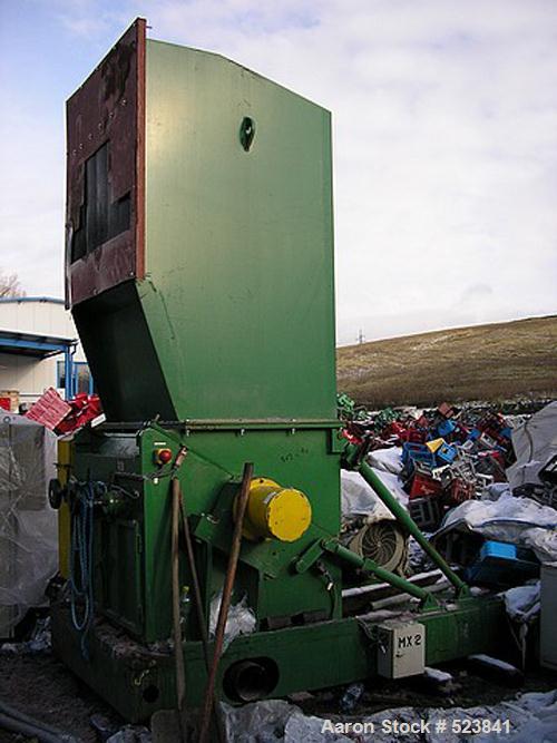 USED: VUHZ Dobra single roll grinder/granulator, type RD800 7/3. Driven by a 95 kW motor; rotor knives 7x2; stator knives 3x2; feeding chamber 43" x 51" (1100 x 1300mm), rotor diameter 31.5" (800mm),...