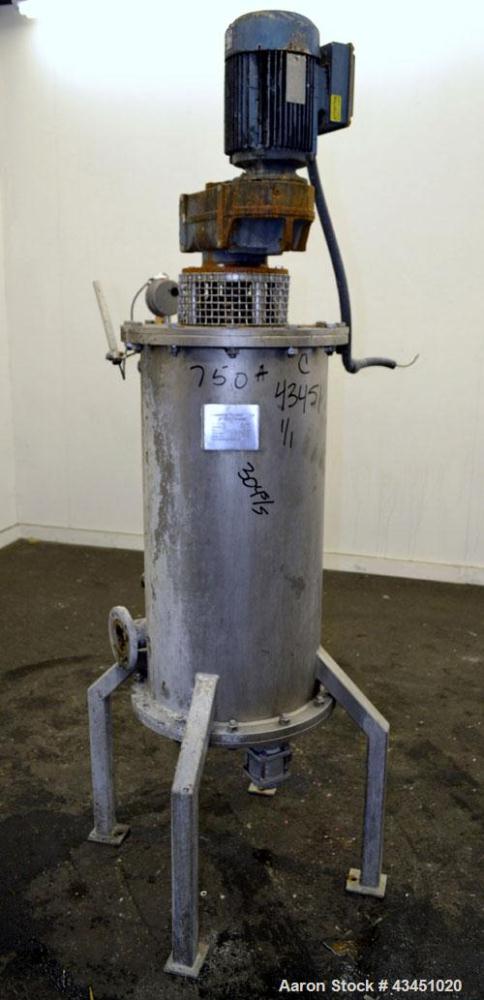 Used Hammerum Tullebolle Screw Press, 135 Liter (35.6 Gallon), 304 Stainless Steel Housing approximate 18" diameter x 36" straight side. Flat bolt on top and bottom. Internal rated 4 bar (58 psi) at ...