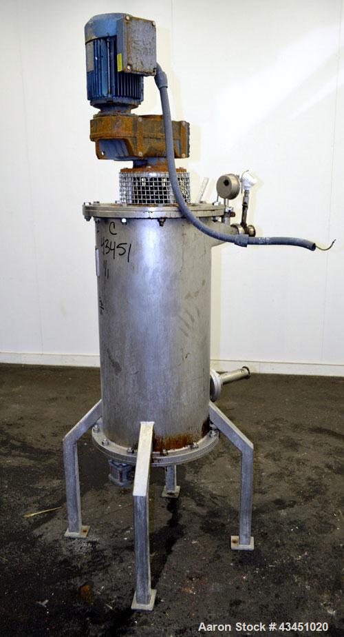 Used Hammerum Tullebolle Screw Press, 135 Liter (35.6 Gallon), 304 Stainless Steel Housing approximate 18" diameter x 36" straight side. Flat bolt on top and bottom. Internal rated 4 bar (58 psi) at ...