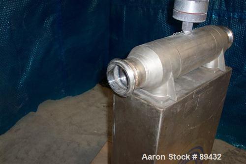 USED: Micro Motion flow meter, model DS300S161, stainless steelproduct contact areas. Flow cal 477.945.13, dens flow 09546133214.44.Rated volume 0 to 839 gallons per minute, mass 0 to 7,000 pounds pe...