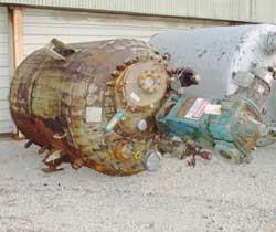 USED: Pfaudler 1000 gallon glass lined reactor. 60" x 72" straightside. Internal rating 100 psi/FV @ 450 deg F. Jacket rated 90 psi @450 deg F. Complete with a 5RW fixed gear drive system 18:1 overal...
