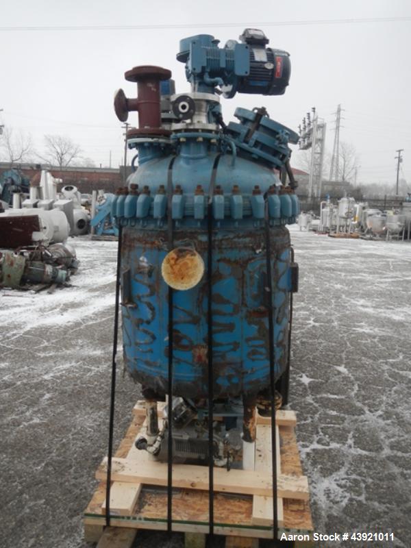 Used Pfaudler Glass Lined Reactor, 100 Gallon. Internal rated 25 psi & Full Vacuum at 650 degrees F, jacket rated 90 psi at 350 degrees F. Pfaudler DTW agitator drive with mechanical seal, three blad...