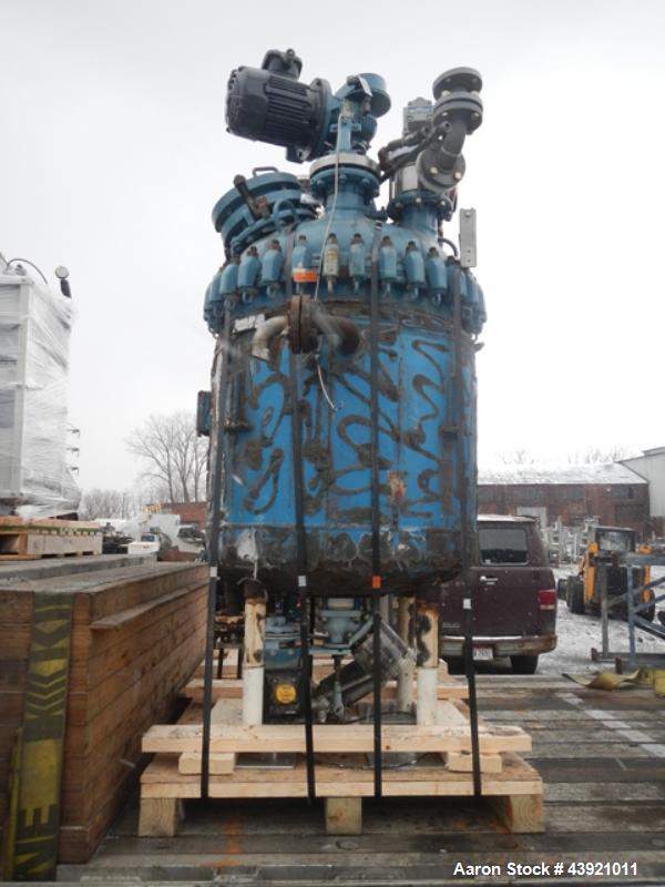 Used Pfaudler Glass Lined Reactor, 100 Gallon. Internal rated 25 psi & Full Vacuum at 650 degrees F, jacket rated 90 psi at 350 degrees F. Pfaudler DTW agitator drive with mechanical seal, three blad...