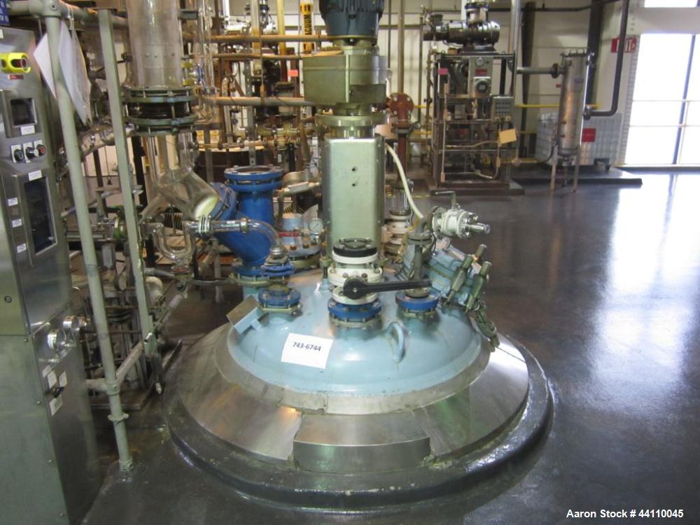 Used Pfaudler glass lined reactor, 500 gallon, rated 125/Fv @ 450 internal, 100/FV @ 450 jacket. Serial # J062890, NB# 51473, Built 2005. VMX 250 drive