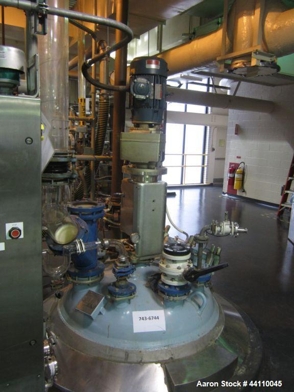Used Pfaudler glass lined reactor, 500 gallon, rated 125/Fv @ 450 internal, 100/FV @ 450 jacket. Serial # J062890, NB# 51473, Built 2005. VMX 250 drive