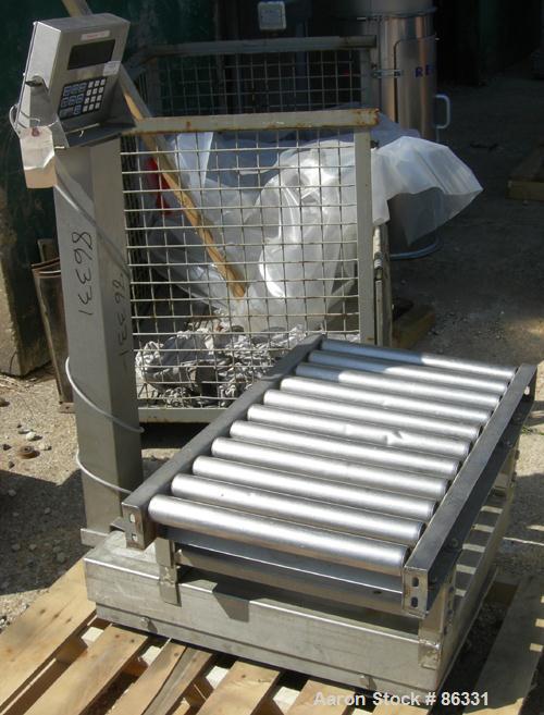 USED: Fairbanks platform scale, 1000 pound capacity, model H90-165. 23" x 27" 304 stainless steel platform. Includes a GSE model 550 readout. Mounted on casters.