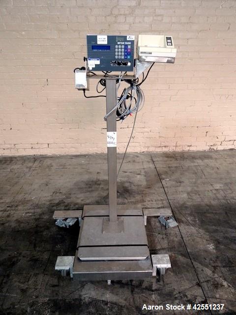 Used Mettler Toledo Floor Scale, Model LYNX-HA0800. 19" x 25" Platform, 300 Kg capacity. Serial# 4475281-42Y.
