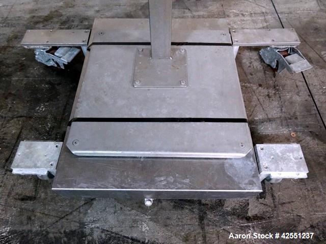 Used Mettler Toledo Floor Scale, Model LYNX-HA0800. 19" x 25" Platform, 300 Kg capacity. Serial# 4475281-42Y.