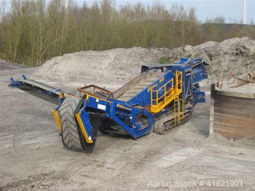 Used Fintec 640 3-way heavy duty scalping screen, mobile, with steel apron feeder, screen box 3650 x 1500 mm (12' x 5'), top deck with tines 100 mm (4"), drum diameter 400 mm (16"). 74 kW (99 hp) die...