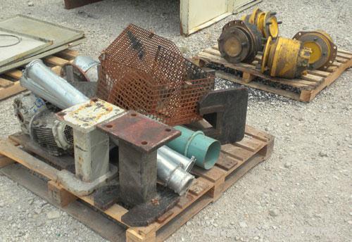 Used Holzmag Single Roll Shredder. Material of construction is carbon steel. 23.4” (600 mm) diameter x 66” (1690 mm) straight side roll with interchangeable knives. Hydraulic ram. Screen with 1.17” x...