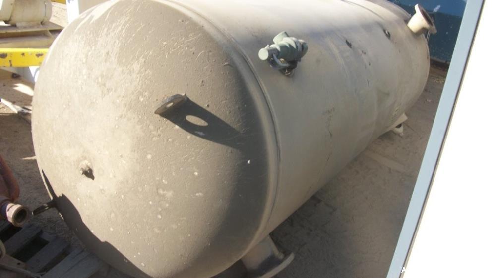 Used Brunner Engineering 800 gallon carbon steel air receiver tank. Unit measures 46" diameter x 9'4" straight side with maximum working pressure of 150 PSI @ 450 degrees Fahrenheit. Unit new in 1995...