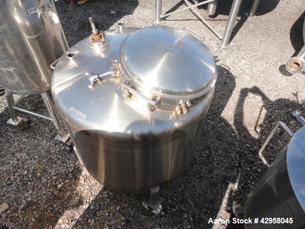 Used 120 gallon Walker receiver, 316 stainless steel stainless steel construction, 36" diameter x 24" straight side, dish top and bottom, rated 40 psi at 300 f internal, 18" manway, (2)1.5" top nozzl...