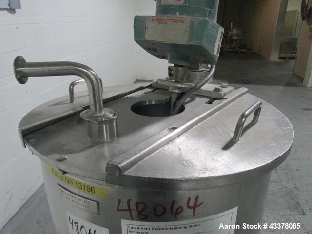 Used Flo Bin Mix Tank, 63 Gallon, Stainless Steel. Approximately 22" diameter x 36" straight side, open top with cover, dish bottom, 3 baffles, Lightnin clamp on agitator, model xd-87, .87 hp, 208-22...