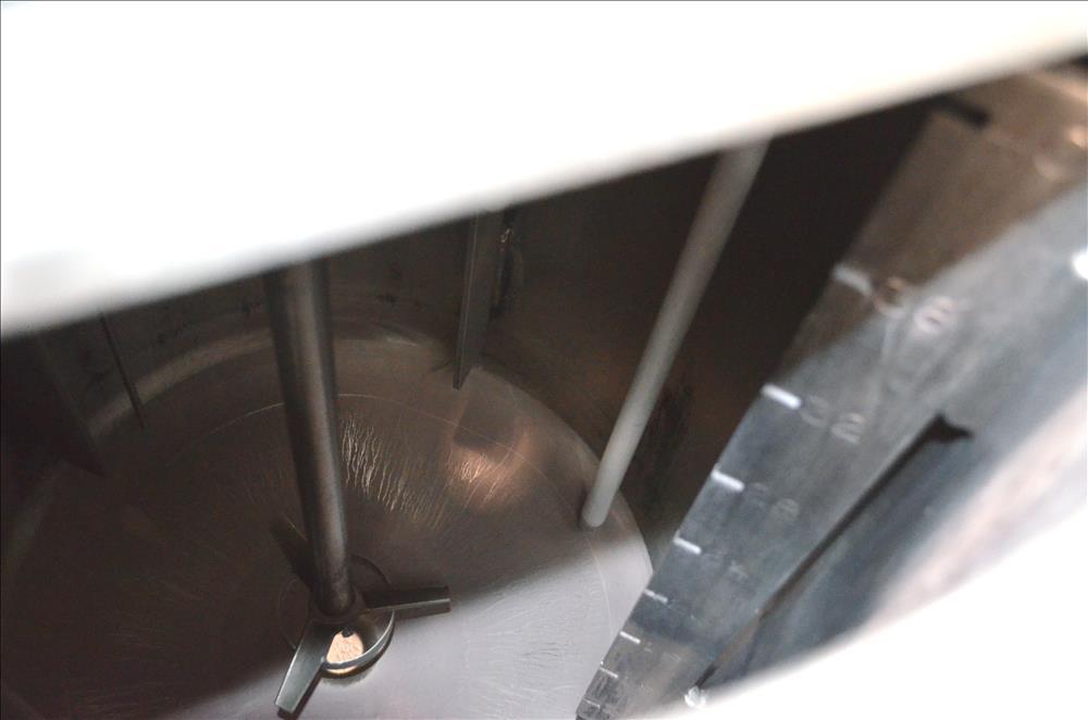 Used Tank, Approximately 40 Gallons, 304 Stainless Steel, Vertical. 20" Diameter x 30" straight side. Bolt-on flat top with 1/4 hinged cover, dished bottom. Top entering Lightnin agitator model XJC-3...