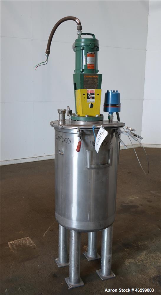 Used Tank, Approximately 40 Gallons, 304 Stainless Steel, Vertical. 20" Diameter x 30" straight side. Bolt-on flat top with 1/4 hinged cover, dished bottom. Top entering Lightnin agitator model XJC-3...