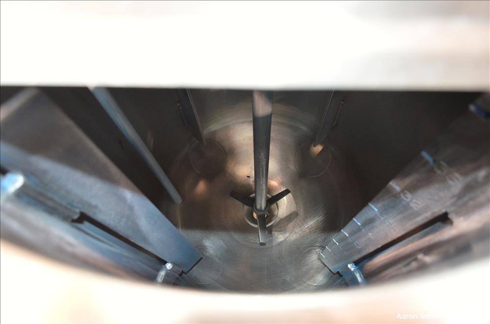 Used Tank, Approximately 40 Gallons, 304 Stainless Steel, Vertical. 20" Diameter x 30" straight side. Bolt-on flat top with 1/4 hinged cover, dished bottom. Top entering Lightnin agitator model XJC-3...