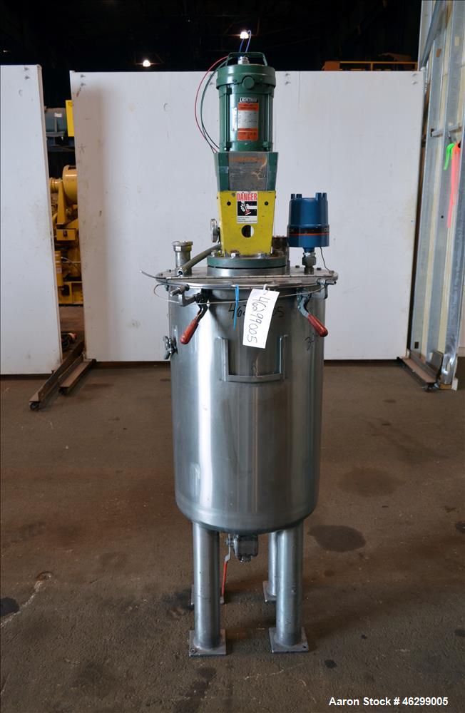 Used Tank, Approximately 40 Gallons, 304 Stainless Steel, Vertical. 20" Diameter x 30" straight side. Bolt-on flat top with 1/4 hinged cover, dished bottom. Top entering Lightnin agitator model XJC-3...