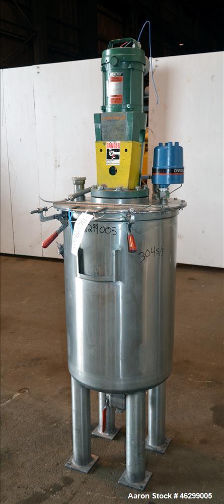 Used Tank, Approximately 40 Gallons, 304 Stainless Steel, Vertical. 20" Diameter x 30" straight side. Bolt-on flat top with 1/4 hinged cover, dished bottom. Top entering Lightnin agitator model XJC-3...