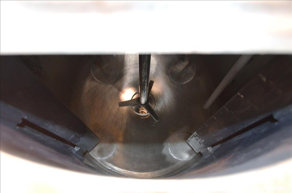 Used Tank, Approximately 40 Gallons, 304 Stainless Steel, Vertical. 20" Diameter x 30" straight side. Bolt-on flat top with 1/4 hinged cover, dished bottom. Top entering Lightnin agitator model XJC-3...