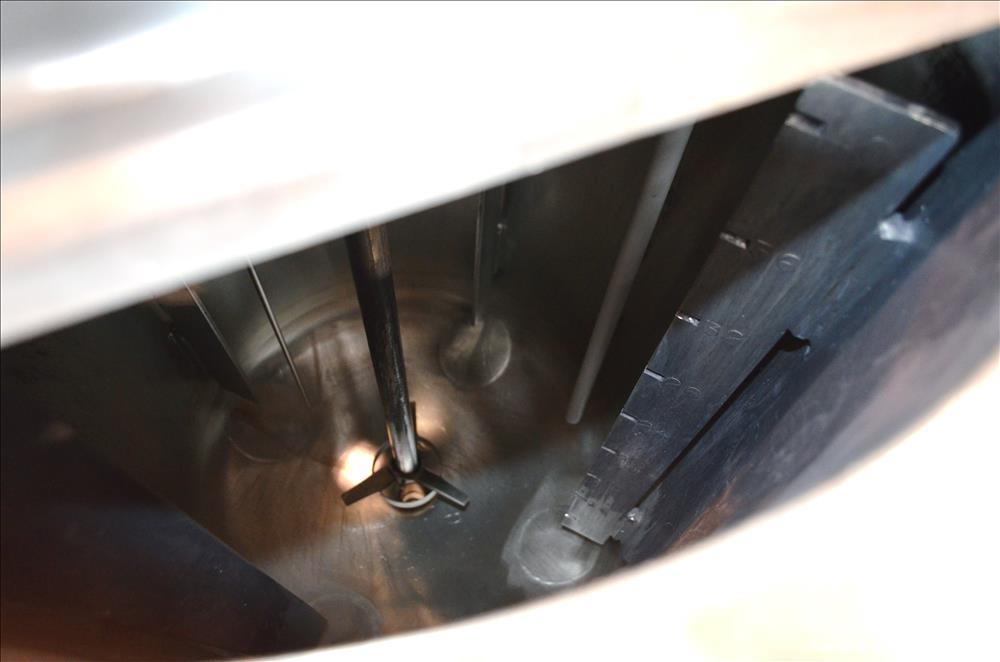 Used Tank, Approximately 40 Gallons, 304 Stainless Steel, Vertical. 20" Diameter x 30" straight side. Bolt-on flat top with 1/4 hinged cover, dished bottom. Top entering Lightnin agitator model XJC-3...