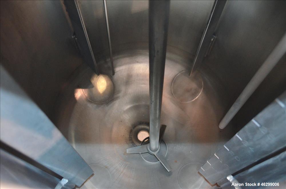 Used Tank, Approximately 40 Gallons, 304 Stainless Steel, Vertical. 20" Diameter x 30" straight side. Bolt-on flat top with 1/4 hinged cover, dished bottom. Top entering agitator (no motor), with 1" ...