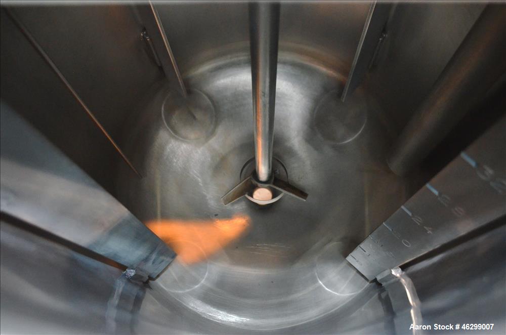 Used Tank, Approximately 40 Gallons, 304 Stainless Steel, Vertical. 20" Diameter x 30" straight side. Bolt-on flat top with 1/4 hinged cover, dished bottom. Top entering Lightnin agitator model XJC-3...