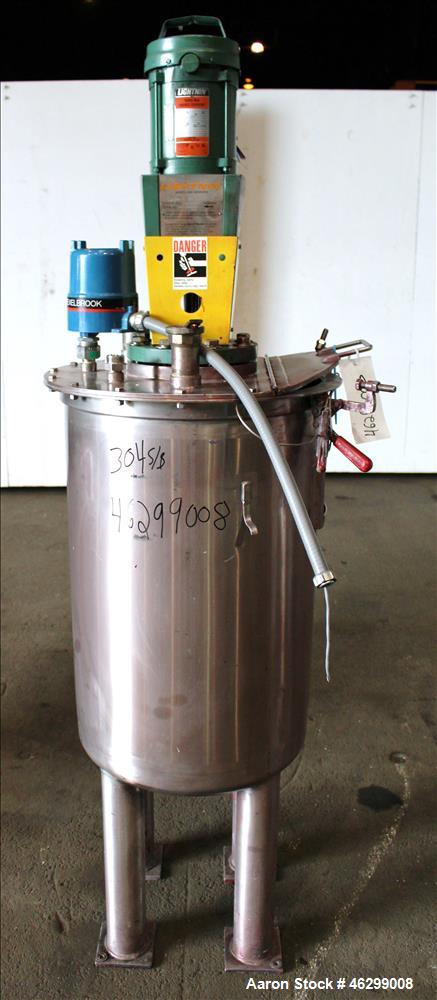 Used Tank, Approximately 40 Gallons, 304 Stainless Steel, Vertical. 20" Diameter x 30" straight side. Bolt-on flat top with 1/4 hinged cover, dished bottom. Top entering Lightnin agitator model XJC-3...