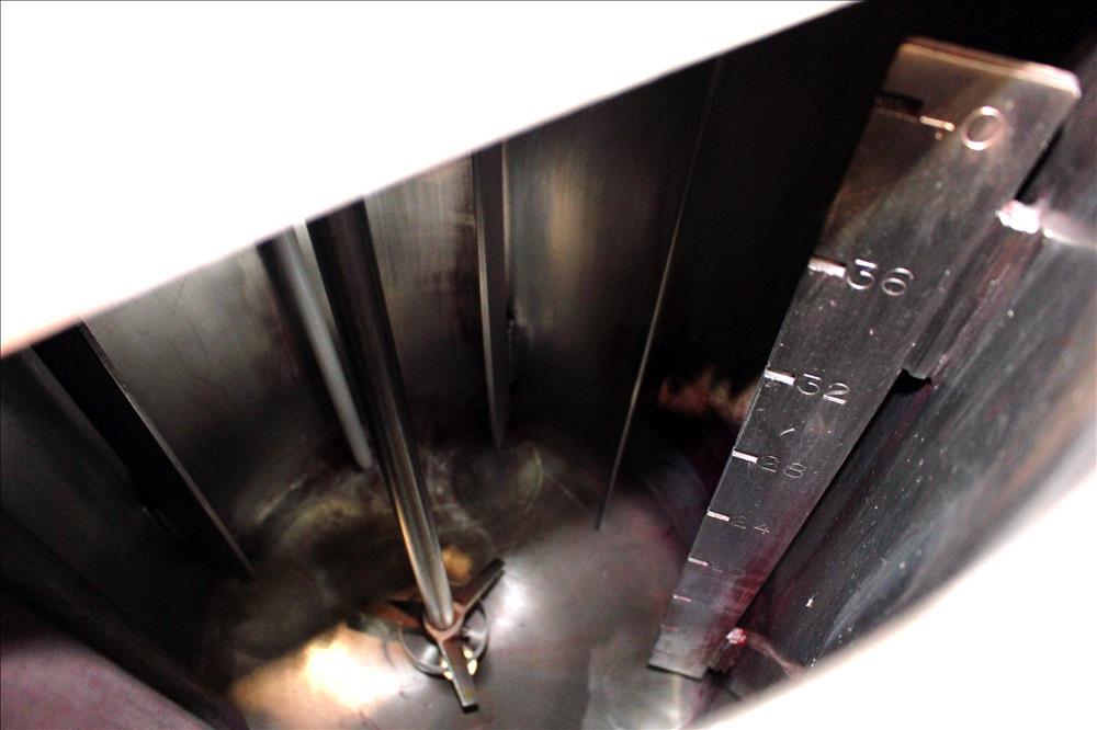 Used Tank, Approximately 40 Gallons, 304 Stainless Steel, Vertical. 20" Diameter x 30" straight side. Bolt-on flat top with 1/4 hinged cover, dished bottom. Top entering Lightnin agitator model XJC-3...