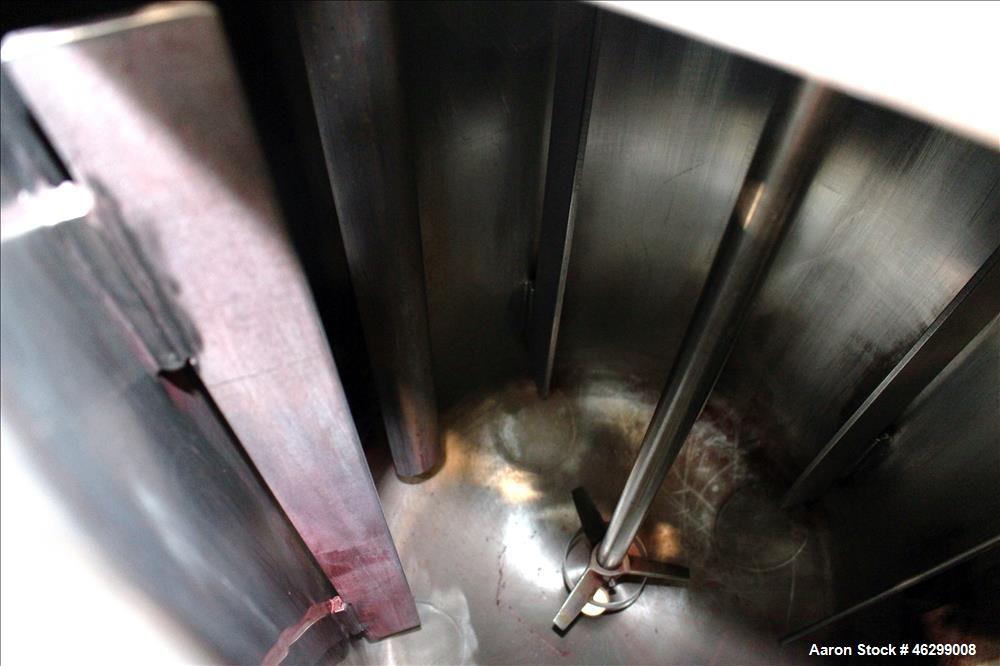 Used Tank, Approximately 40 Gallons, 304 Stainless Steel, Vertical. 20" Diameter x 30" straight side. Bolt-on flat top with 1/4 hinged cover, dished bottom. Top entering Lightnin agitator model XJC-3...