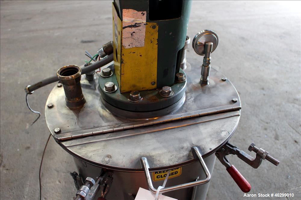 Used Tank, Approximately 40 Gallons, 304 Stainless Steel, Vertical.