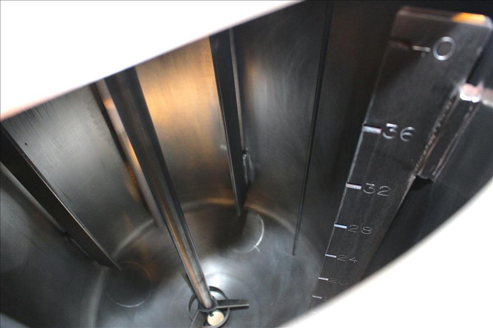 Used Tank, Approximately 40 Gallons, 304 Stainless Steel, Vertical.