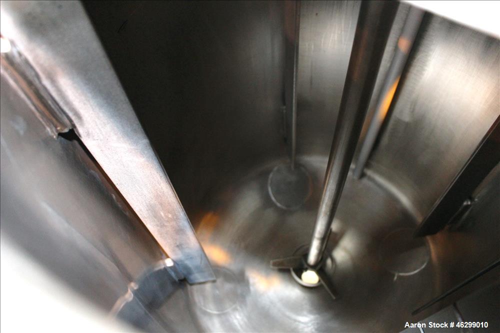 Used Tank, Approximately 40 Gallons, 304 Stainless Steel, Vertical.