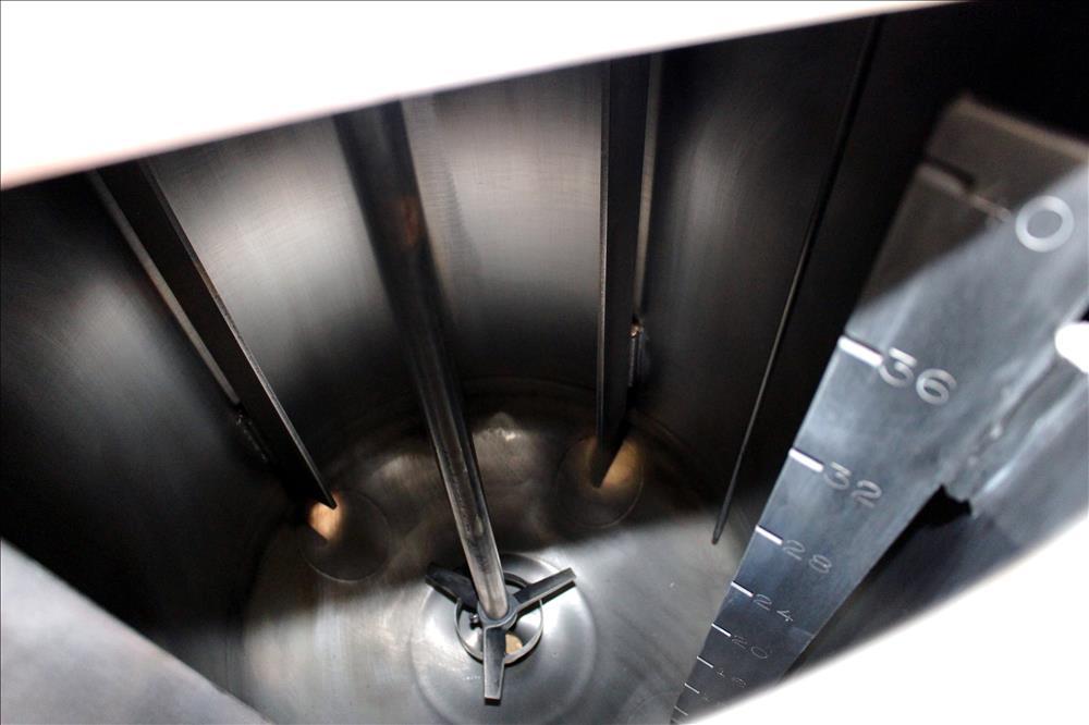 Used Tank, Approximately 40 Gallons, 304 Stainless Steel, Vertical. 20" Diameter x 30" straight side. Bolt-on flat top with 1/4 hinged cover, dished bottom. Top entering Lightnin agitator model XJC-3...