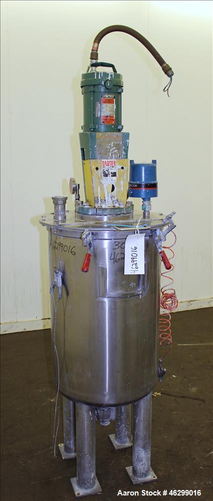 Used Tank, Approximately 40 Gallons, 304 Stainless Steel, Vertical. 20" Diameter x 30" straight side. Bolt-on flat top with 1/4 hinged cover, dished bottom. Top entering Lightnin agitator model XJC-3...