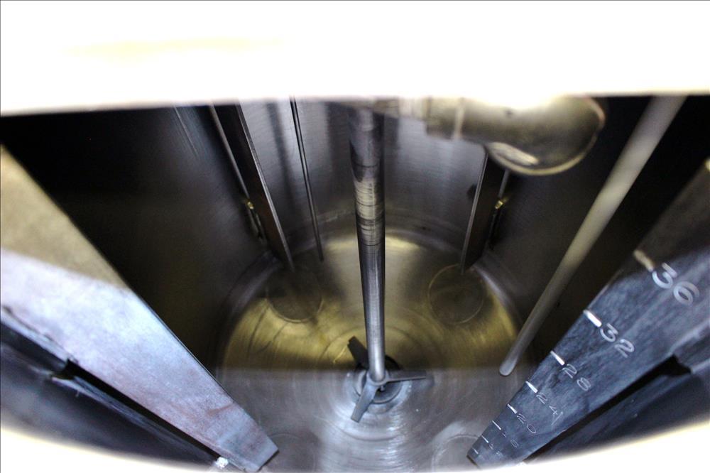 Used Tank, Approximately 40 Gallons, 304 Stainless Steel, Vertical. 20" Diameter x 30" straight side. Bolt-on flat top with 1/4 hinged cover, dished bottom. Top entering Lightnin agitator model XJC-3...