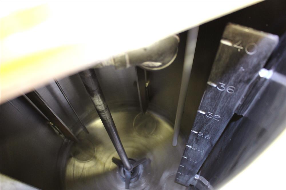 Used Tank, Approximately 40 Gallons, 304 Stainless Steel, Vertical. 20" Diameter x 30" straight side. Bolt-on flat top with 1/4 hinged cover, dished bottom. Top entering Lightnin agitator model XJC-3...
