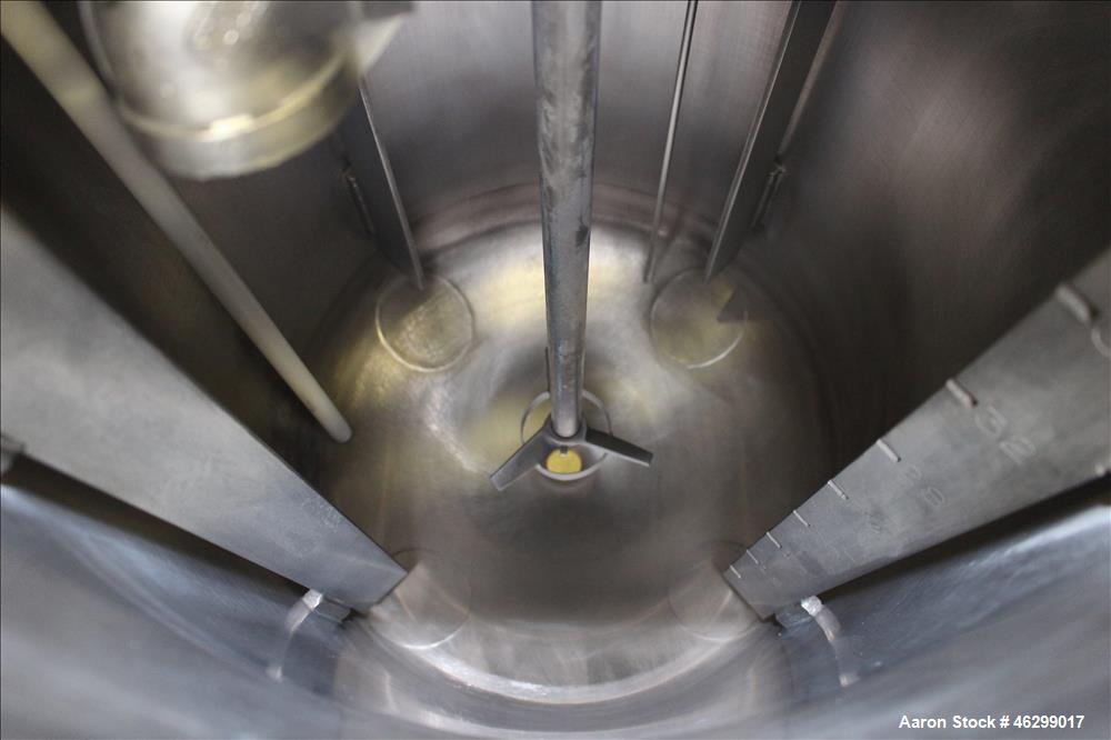 Used Tank, Approximately 40 Gallons, 304 Stainless Steel, Vertical. 20" Diameter x 30" straight side. Bolt-on flat top with 1/4 hinged cover, dished bottom. Top entering Lightnin agitator model XJC-3...
