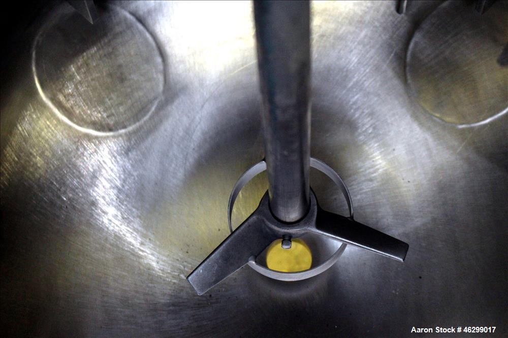 Used Tank, Approximately 40 Gallons, 304 Stainless Steel, Vertical. 20" Diameter x 30" straight side. Bolt-on flat top with 1/4 hinged cover, dished bottom. Top entering Lightnin agitator model XJC-3...
