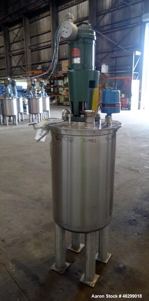 Used Tank, Approximately 40 Gallons, 304 Stainless Steel, Vertical. 20" Diameter x 30" straight side. Bolt-on flat top with 1/4 hinged cover, dished bottom. Top entering Lightnin agitator model XJC-3...