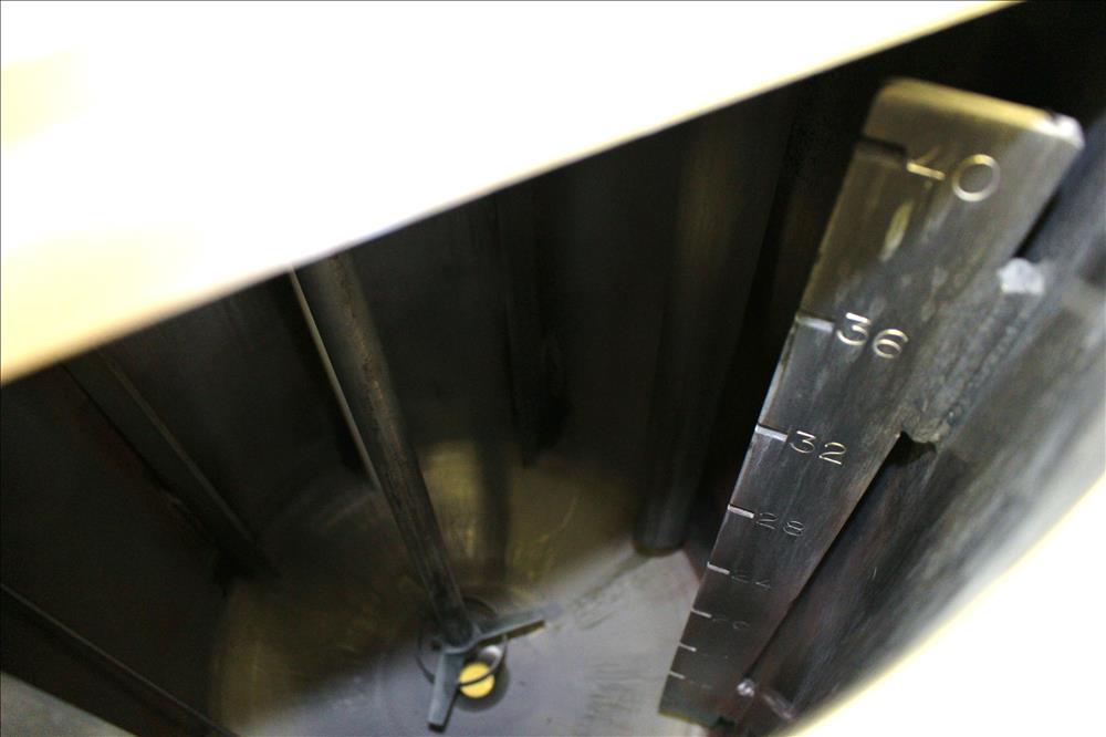 Used Tank, Approximately 40 Gallons, 304 Stainless Steel, Vertical. 20" Diameter x 30" straight side. Bolt-on flat top with 1/4 hinged cover, dished bottom. Top entering Lightnin agitator model XJC-3...