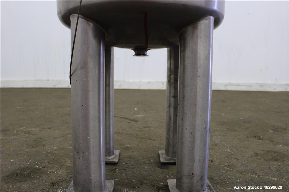 Used Tank, Approximately 40 Gallons, 304 Stainless Steel, Vertical. 20" Diameter x 30" straight side. Bolt-on flat top with 1/4 hinged cover, dished bottom. Top entering Lightnin agitator model XJC-3...