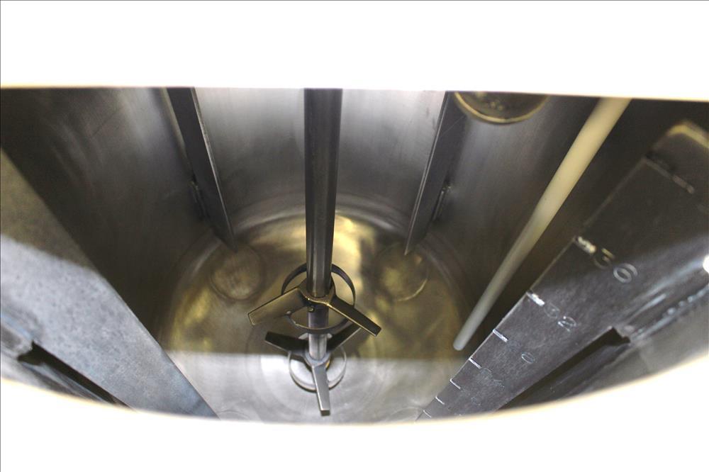 Used Tank, Approximately 40 Gallons, 304 Stainless Steel, Vertical. 20" Diameter x 30" straight side. Bolt-on flat top with 1/4 hinged cover, dished bottom. Top entering Lightnin agitator model XJC-3...
