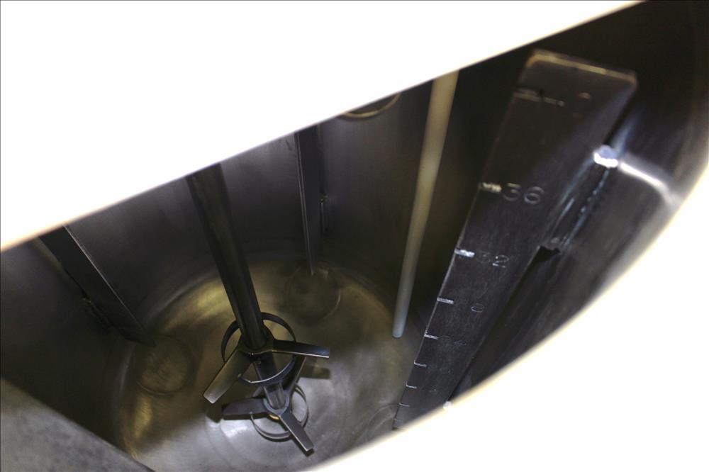 Used Tank, Approximately 40 Gallons, 304 Stainless Steel, Vertical. 20" Diameter x 30" straight side. Bolt-on flat top with 1/4 hinged cover, dished bottom. Top entering Lightnin agitator model XJC-3...